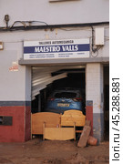 The aftermath of hurricane Dana in Valencia, Spain - Devastating flood damages car and furniture in Valencia garage. Стоковое фото, фотограф Данил Руденко / Фотобанк Лори