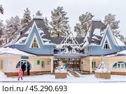 Великий Устюг. Вход в зоопарк на территории Резиденции Деда Мороза. Veliky Ustyug, Russia - March 1, 2024: Zoo in Votchina or home estate of russian Santa Ded Moroz Grandfather Frost in Veliky Ustyug, Vologda region. Редакционное фото, фотограф Елена Серебрякова / Фотобанк Лори