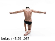 Handsome muscular bodybuilder posing on white background. Isolated studio shot. Стоковое фото, фотограф Станислав Тарко / Фотобанк Лори