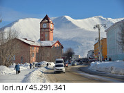 Kirovsk, Murmansk region, Russia, March 15, 2024: Museum and Exhibition Сenter of JSC Apatit with clock tower on Lenin Avenue. Редакционное фото, фотограф Алексей Антипов / Фотобанк Лори