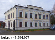"Дом купца Крупина" / "Дом торговца мануфактурой купца Крупмана".  Ирбит, улица Володарского, дом 23. Редакционное фото, фотограф Алексей Иванов / Фотобанк Лори