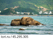 Nha Trang, Vietnam's coastal beauty unfurls in vibrant spectacle during day. stones and golden sands meet azure sea under radiant sun, creating picturesque panorama of beaches and clear waters. Стоковое фото, фотограф Павел Муравьев / Фотобанк Лори