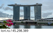 Singapore, 24 January 2024: Marina Bay Sands. Singapore symbol, stands proudly in skyline of Marina Bay. striking architecture, with three connected towers and unique rooftop, iconic landmark. Редакционное фото, фотограф Павел Муравьев / Фотобанк Лори