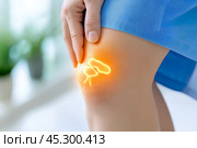 Больное колено у человека. Визуализация боли в коленном суставе. Стоковое AI-изображение, AI-художник Щеголева Ольга / Фотобанк Лори