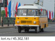 Восточногерманский автобус "Робур" LO 3000 на параде ретро транспорта в честь Дня города. Санкт-Петербург (2019 год). Редакционное фото, фотограф Виктор Карасев / Фотобанк Лори