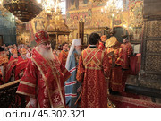Митрополит Ювеналий во время литургии в Успенском соборе Московского кремля (2018 год). Редакционное фото, фотограф Дмитрий Неумоин / Фотобанк Лори