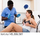 Confident male doctor consult female patient on breast augmentation. Стоковое фото, фотограф Яков Филимонов / Фотобанк Лори