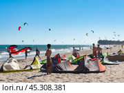Kitesurfers in Vietnam (2013 год). Редакционное фото, фотограф Александр Подшивалов / Фотобанк Лори