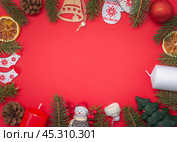 Новогодние и рождественские украшения на красном фоне. Вид сверху. Стоковое фото, фотограф RF / Фотобанк Лори
