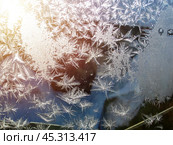 Зимние узоры на окне на фоне восхода солнца. Стоковое фото, фотограф Евгения Золкина / Фотобанк Лори