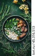 Классическое французское кассуле с колбасками, белой фасолью и зеленью. Стоковое AI-изображение, AI-художник ФотоИнтеллект / Фотобанк Лори