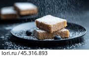 Вкусный французский тост с сахарной пудрой и черникой на черной тарелке — вдохновение для завтрака. Стоковое AI-изображение, AI-художник ФотоИнтеллект / Фотобанк Лори