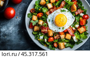 Свежий салат лионез с беконом и яйцом, плоская выкладка для кулинарного вдохновения. Стоковое AI-изображение, AI-художник ФотоИнтеллект / Фотобанк Лори