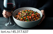 Изысканная говядина по-бургундски и красное вино в плоской кладке для кулинарного вдохновения и изысканных блюд. Стоковое AI-изображение, AI-художник ФотоИнтеллект / Фотобанк Лори