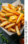 Вкусный стейк-фри с хрустящей золотистой картошкой для пикантного пиршества — вид сверху. Стоковое AI-изображение, AI-художник ФотоИнтеллект / Фотобанк Лори