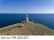 Старый маяк на мысе Меганом, Крым. Маяк построен в 1895 году. Солнечный день в середине октября. Стоковое фото, фотограф Сергей Рыбин / Фотобанк Лори