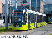 Трамвай «Чижик» (Stadler B85600M) у здания Ладожского вокзала солнечным летним днем. Санкт-Петербург (2022 год). Редакционное фото, фотограф Виктор Карасев / Фотобанк Лори