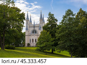 Церковь святого Александра Невского в парке Александрия в Петергофе, также известная как Готическая капелла. Православная церковь, построенная в 1831—1834 годах в средневековом готическом стиле. Готическая капелла служила домашней церковью четырех поколений российских императоров – Николая I, Александра II, Александра III и Николая II. Историческая и архитектурная достопримечательность Петергофа. Санкт-Петербург, Россия (2024 год). Стоковое фото, фотограф Андрей Степанов / Фотобанк Лори