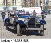 Ретро-автомобиль Packard 443 Custom Eight Roadster. Автобаттл «Ревущие 20-е». Екатеринбург, площадь 1905 года. (2019 год). Редакционное фото, фотограф Алексей Иванов / Фотобанк Лори