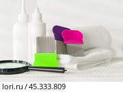 Lice treatment product next to a nit comb and magnifying glass. Стоковое фото, фотограф Сергей Толмачёв / Фотобанк Лори