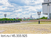 Вид на здание Московского Государственного Университета имени Ломоносова (МГУ) с Поклонной горы. Москва. Россия (2024 год). Редакционное фото, фотограф E. O. / Фотобанк Лори