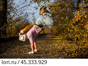 Квадробер в парке встаёт на руки и прыгает. Редакционное фото, фотограф Григорий Михайлович Жгилёв / Фотобанк Лори