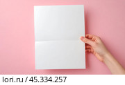 Presentation Empty Space for Text. hand presenting an unmarked blank paper. Mockup Presentation of Empty Space for Text. advertisements, announcements or special offers. Стоковое AI-изображение, AI-художник Павел Муравьев / Фотобанк Лори