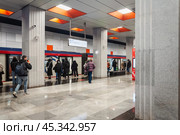 Посадка пассажиров на станции "Новаторская" Московского метрополитена Троицкой линии. Редакционное фото, фотограф Алёшина Оксана / Фотобанк Лори