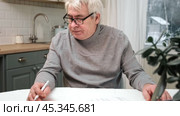 Senior Man Checking Calculating Personal Finance at Home, Feeling Stress from Money Problem. Concerned Elderly Male get Official Bank Notification, Financial Bill, Unpaid Debt or Tax and Feel Worried. Стоковое видео, видеограф Марина Демидюк / Фотобанк Лори