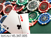 Cards and chips for poker on green table. Стоковое фото, фотограф Сергей Толмачёв / Фотобанк Лори