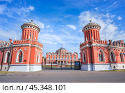 Петровский Путевой Дворец, Петровский парк, Благовещенский храм, Москва. Стоковое фото, фотограф Baturina Yuliya / Фотобанк Лори