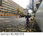 A rental bike on the autumn street of Stromynka in Moscow. Russia. Редакционное фото, фотограф Ярославский Максим / Фотобанк Лори
