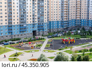 ЖК Аврора, Санкт-Петербург. New residential neighbourhood with typical simple buildings, parking and children playground. Affordable housing. Mortgage for young families. Редакционное фото, фотограф Ирина Михайличенко / Фотобанк Лори
