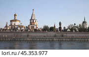 IRKUTSK, RUSSIA - August 18, 2024: Video of many tourists and locals stroll along embankment in historical center next to beautiful Epiphany Cathedral 1741. View from Angara River. A little rocking on waves. Редакционное видео, видеограф Виктория Катьянова / Фотобанк Лори