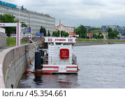 Плавучая заправочная станция "РЛВ 33-49", Санкт-Петербург, река Нева, Свердловская набережная, ТЗС "Свердловская-2" (Лукойл №144) (2019 год). Редакционное фото, фотограф Алексей Иванов / Фотобанк Лори