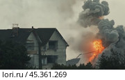 Building engulfed in flames during demolition. Стоковое видео, видеограф Данил Руденко / Фотобанк Лори