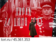 Участница театрализованной сцены на территории интерактивного музея под открытым небом на Красной площади в городе Москве, Россия. Редакционное фото, фотограф Николай Винокуров / Фотобанк Лори
