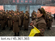 Люди в форме солдат времен Великой Отечественной войны идут по Красной площади в центре города Москвы на фоне Московского кремля, Россия. Редакционное фото, фотограф Николай Винокуров / Фотобанк Лори