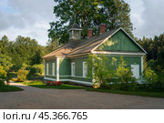 Pushkinskiye Gory, Pskov Oblast, Russia, 08.29.2024: Building of the Colony of elderly Teachers and writers on the territory of the Mikhailovskoye estate of the Pushkin Museum-Reserve on a summer day. Редакционное фото, фотограф Ula Ulachka / Фотобанк Лори