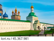 Город Сергиев Посад. Вход в Свято-Троицкую Сергиеву лавру (2024 год). Редакционное фото, фотограф Зобков Юрий / Фотобанк Лори