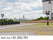 Вид на здание Московского Государственного Университета имени Ломоносова (МГУ) с Поклонной горы. Летний день. Москва (2024 год). Редакционное фото, фотограф E. O. / Фотобанк Лори