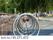 Молодая девушка балуется на стоянке электросамокатов (2024 год). Редакционное фото, фотограф Роман Лукьянов / Фотобанк Лори