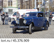 Ретро-автомобиль Delage DMN Faux Cabriolet '29. Автобаттл «Ревущие 20-е». Екатеринбург, площадь 1905 года. (2019 год). Редакционное фото, фотограф Алексей Иванов / Фотобанк Лори