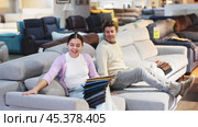 Potential buyers trying and checking a new sofa. Стоковое видео, видеограф Яков Филимонов / Фотобанк Лори