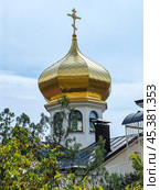 Храм святителя Луки (Войно-Ясенецкого) — крупнейшая православная святыня посёлка Новый Свет (2024 год). Стоковое фото, фотограф Владимир Моторин / Фотобанк Лори