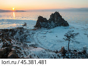 Озеро Байкал зимой. Скала Шаманка, мыс Бурхан на закате. Стоковое фото, фотограф Сергей Крамарев / Фотобанк Лори