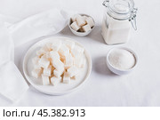 Alternative choice between lump sugar and granulated sugar on white background. Стоковое фото, фотограф Елена Руй / Фотобанк Лори