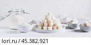 Lump sugar on a plate and granulated sugar in a bowl and jar on the table web banner. Стоковое фото, фотограф Елена Руй / Фотобанк Лори