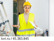 Questionable woman builder with documentation. Стоковое фото, фотограф Яков Филимонов / Фотобанк Лори