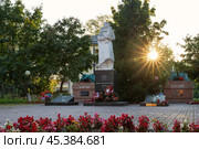 Памятник Воину-освободителю, городской посёлок Мга, Ленинградская область, Россия. Мемориальный комплекс, посвящённый Великой Отечественной войне. Скульптура советского солдата с ребёнком на руках. По бокам на постаментах установлены башни танков и указаны даты: 30.08.1941 (начало оккупации Мги немецко-фашистскими захватчиками) и 21.01.1944 (дата освобождения посёлка Мга). Редакционное фото, фотограф Андрей Степанов / Фотобанк Лори